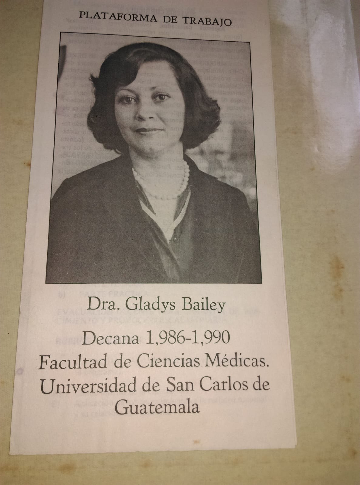 Imagen de un reconocimiento a Gladys Bailey como decana