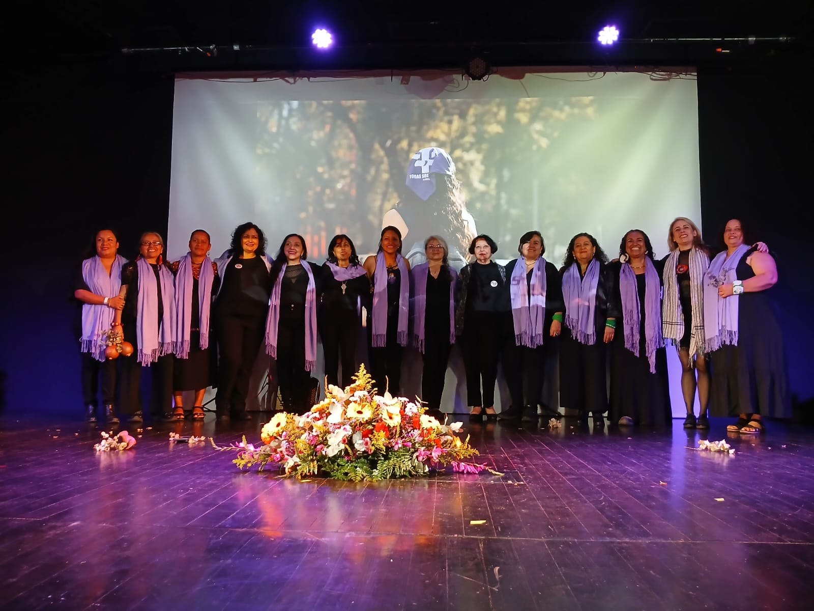 Mujeres en el escenario durante el reconocimiento organizado por ONU Mujeres, la Embajada de España y Mujeres Transformando el Mundo