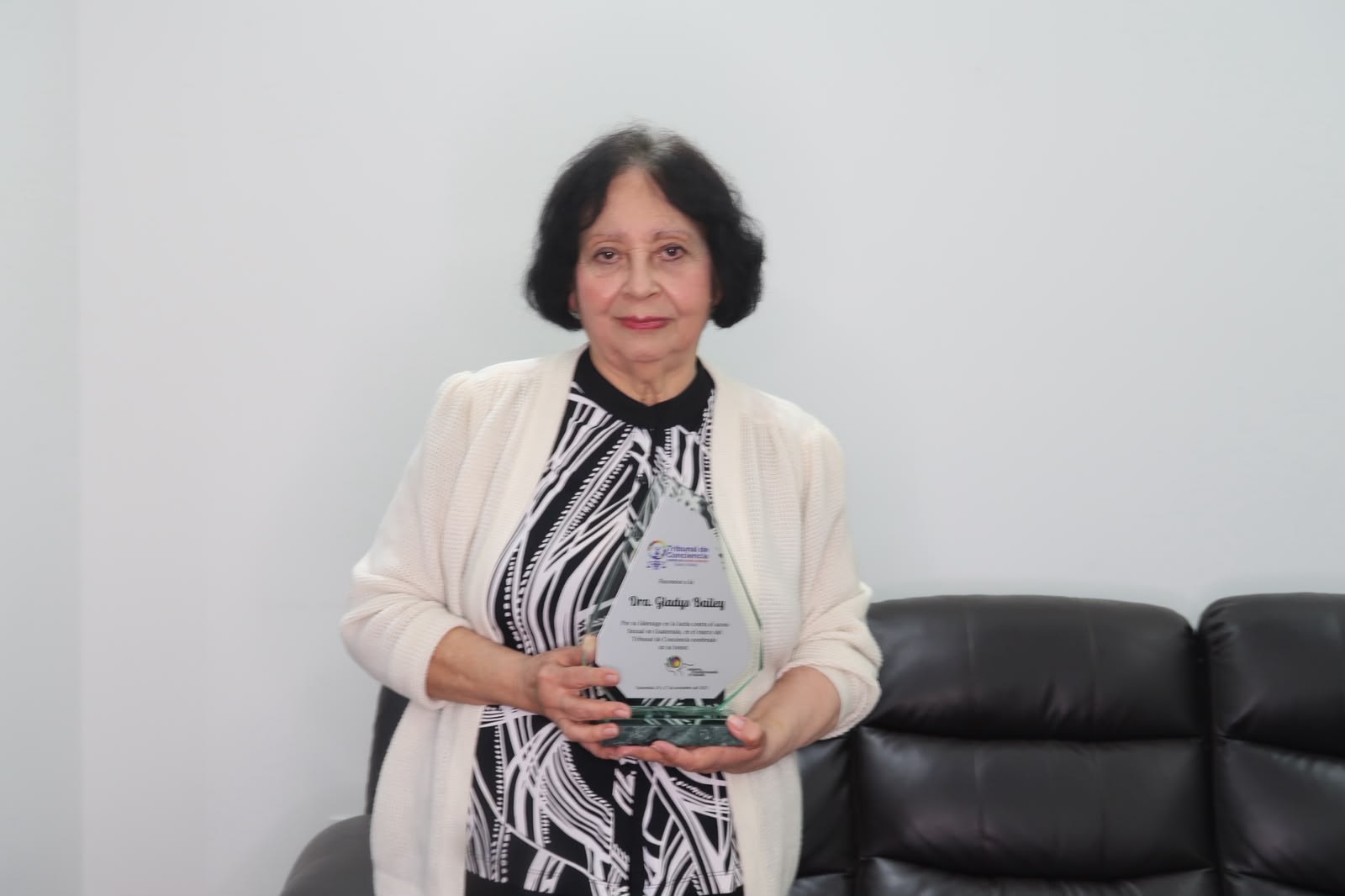 Gladys Bailey sostiene un libro